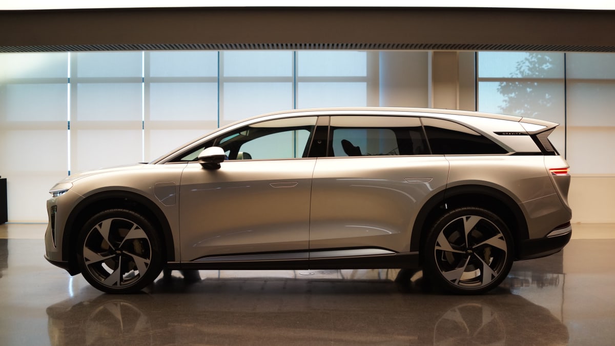 2025 Lucid Gravity Is a Compelling Family EV with 440-Mile Range