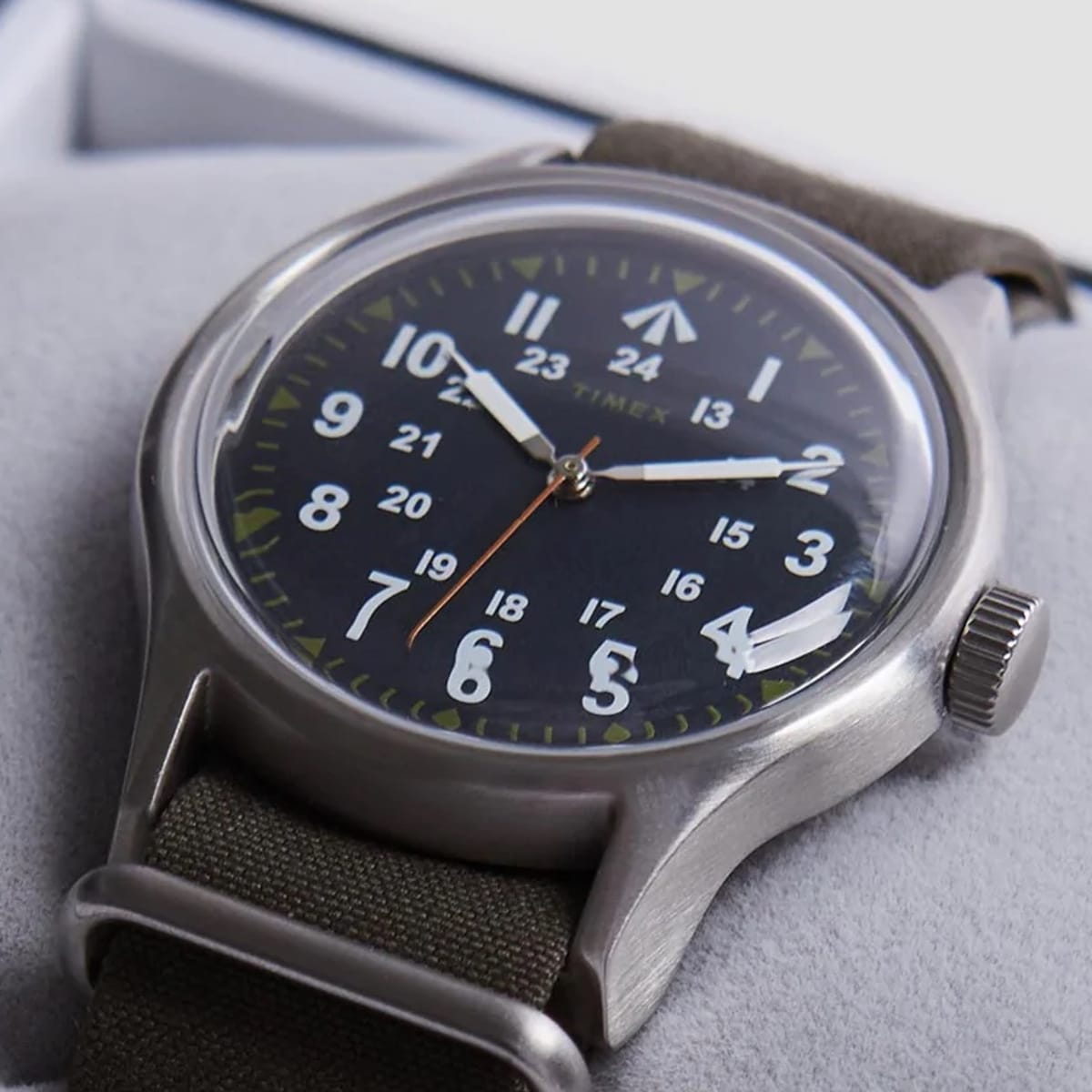 Nigel Cabourn reissues its first collaboration with Timex - Acquire