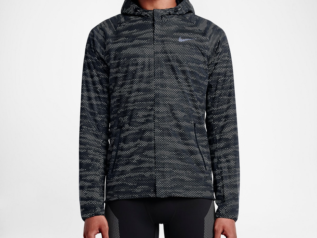 personale Tid lærebog Stay visible with Nike's Shield Flash Max Running Jacket - Acquire