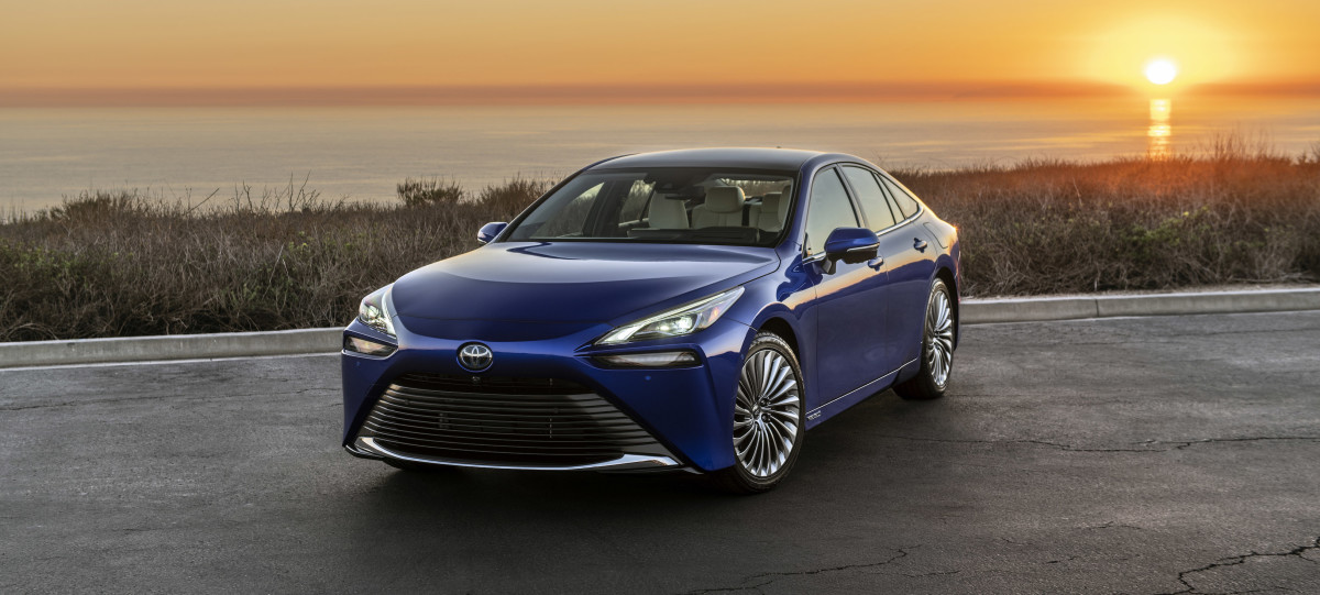 Toyota offers up a sleek, hydrogen-powered alternative to EVs with its ...