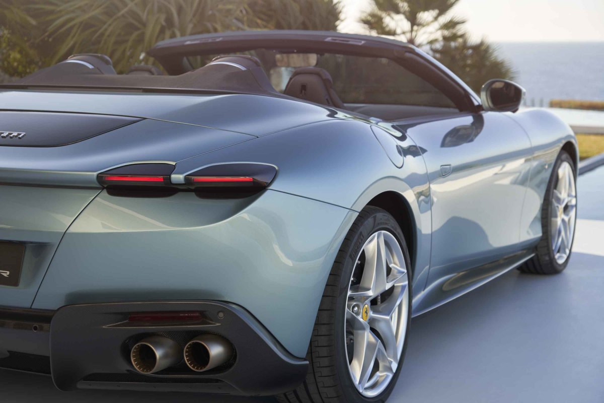 Ferrari reveals the Roma Spider Acquire