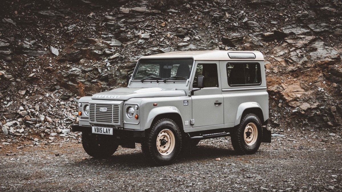 Land Rover Classic reveals the Classic Defender Works V8 Islay Edition ...