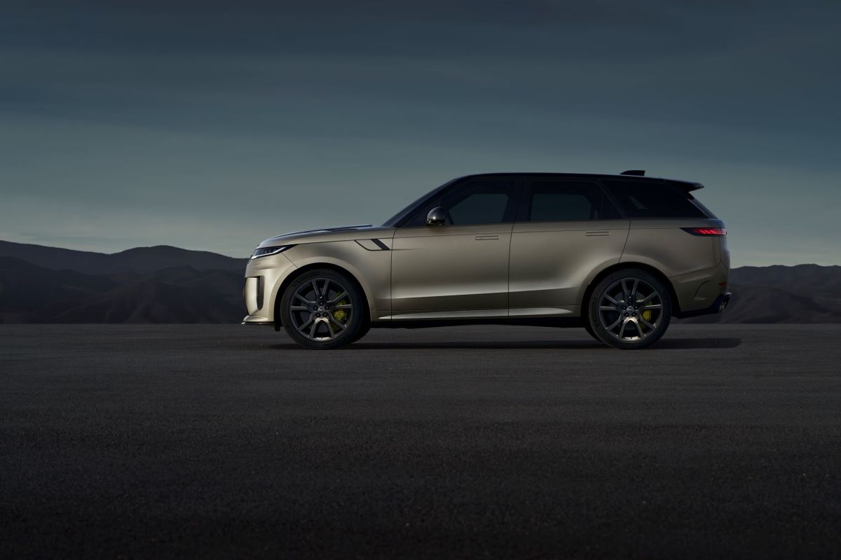The Range Rover Sport SV arrives with a 626 hp Twin Turbo V8, making it