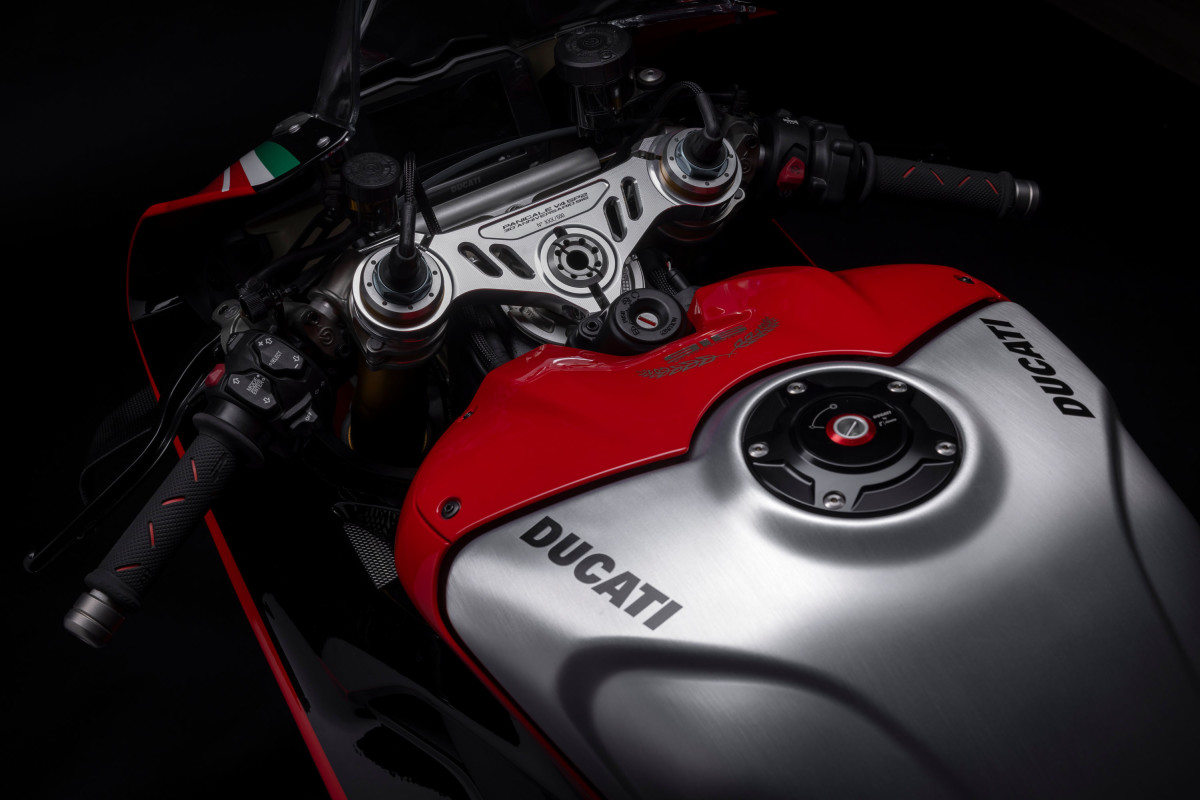 Ducati panigale характеристики. Дукати 916. Ducati 916.